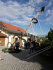 Der Maibaum wird händisch mit Scheren aufgestellt<br><small>Benjamin Pohl</small>