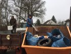 Müllsammelaktion 2018 - Umladen des gefundenen Mülls in den bereitgestellten Container<br><small>Ralf König</small>