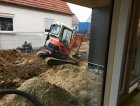 Letzte Arbeiten im Außenbereich vor dem Haupteingang<br><small>König</small>