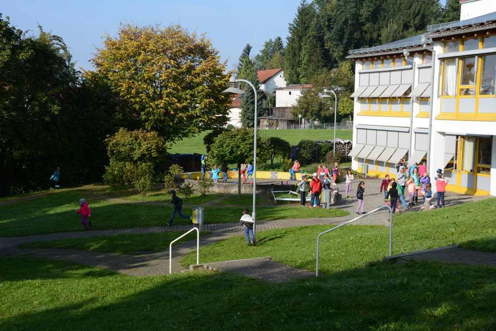 Die Grundschule in Röfingen - der Pausenhof